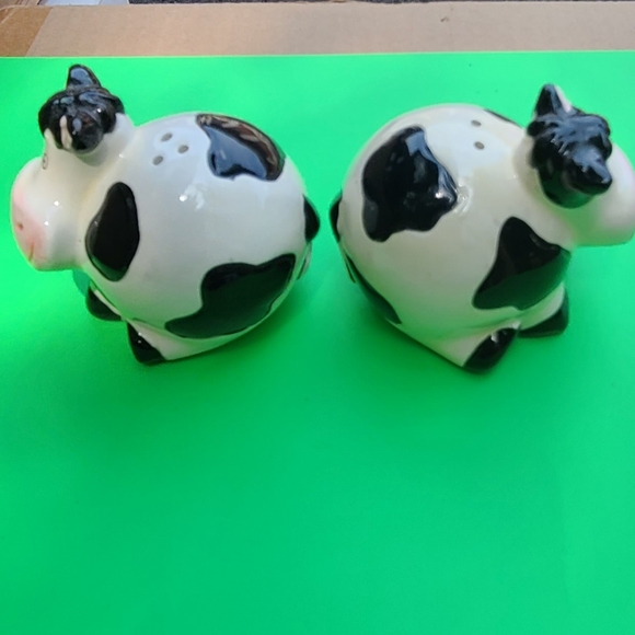 Set of Happy Cows Salt & Pepper Shakers - Picture 8 of 9